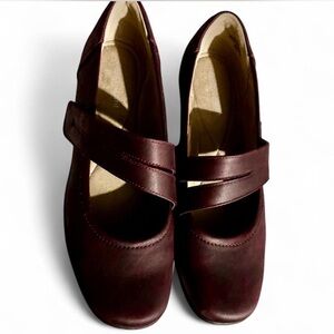 Easy Spirit Aranza Casual Mary Jane Flats in the color Wine. Size 9M